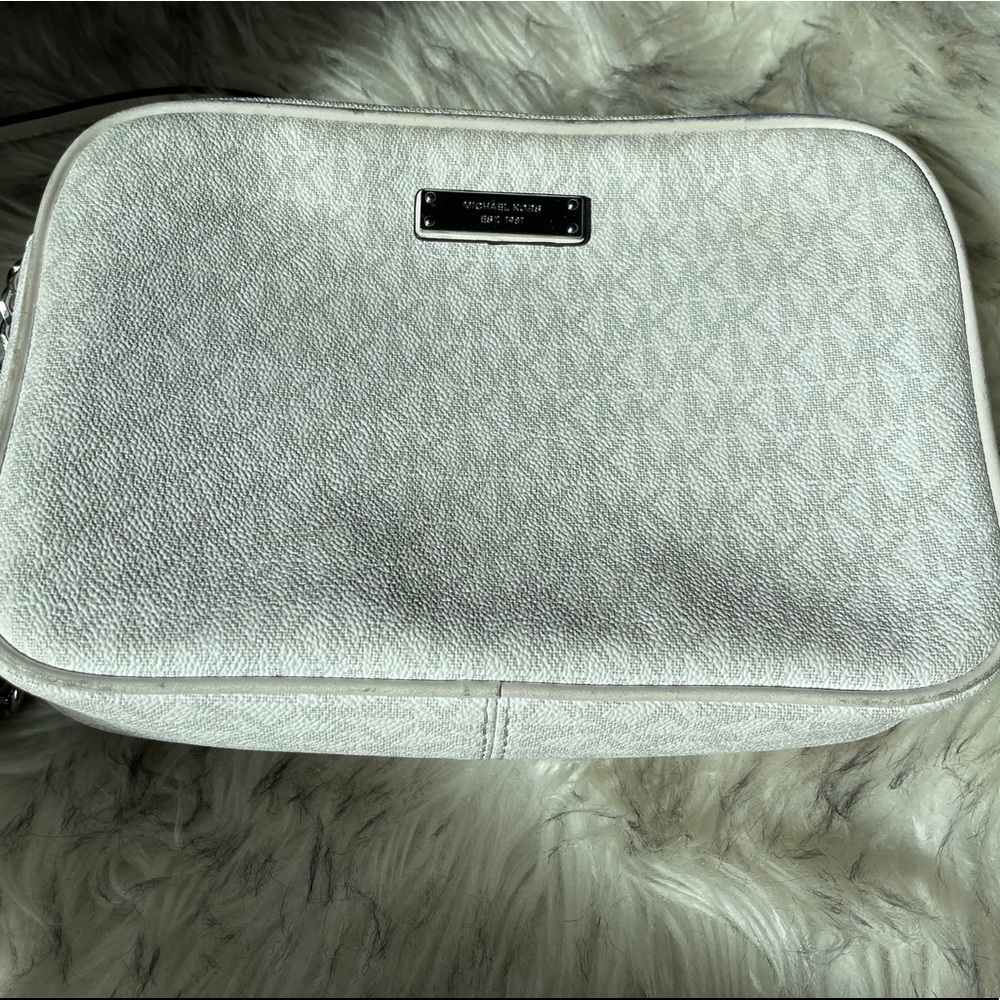 Micheal Kors jet set crossbody